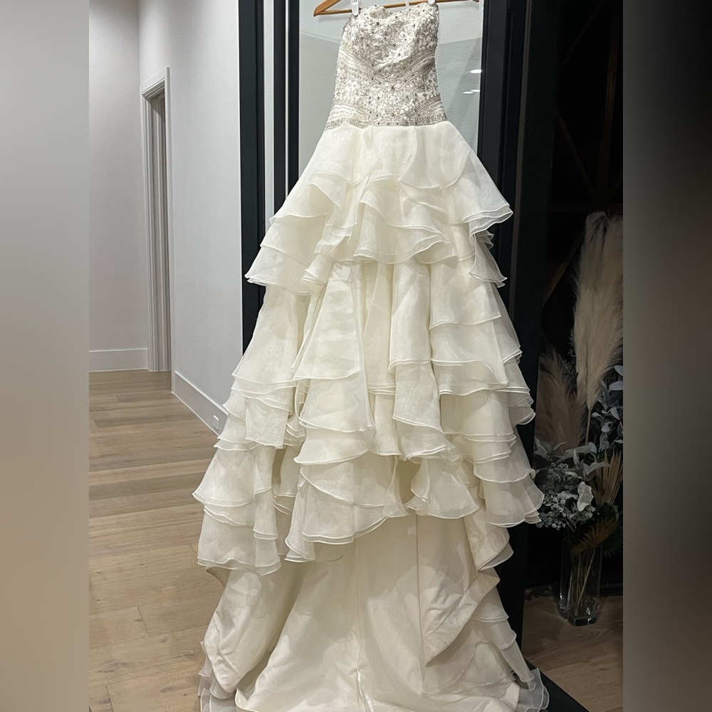 Beautiful corset top Wedding Dress (size 6)
